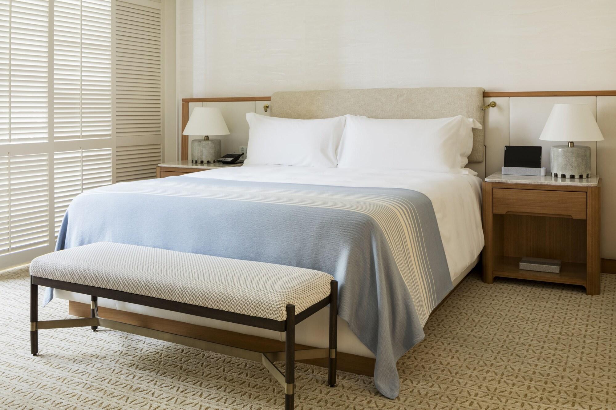 Halekulani - No Resort Fee Хонолулу Екстериор снимка A bed with a bed frame