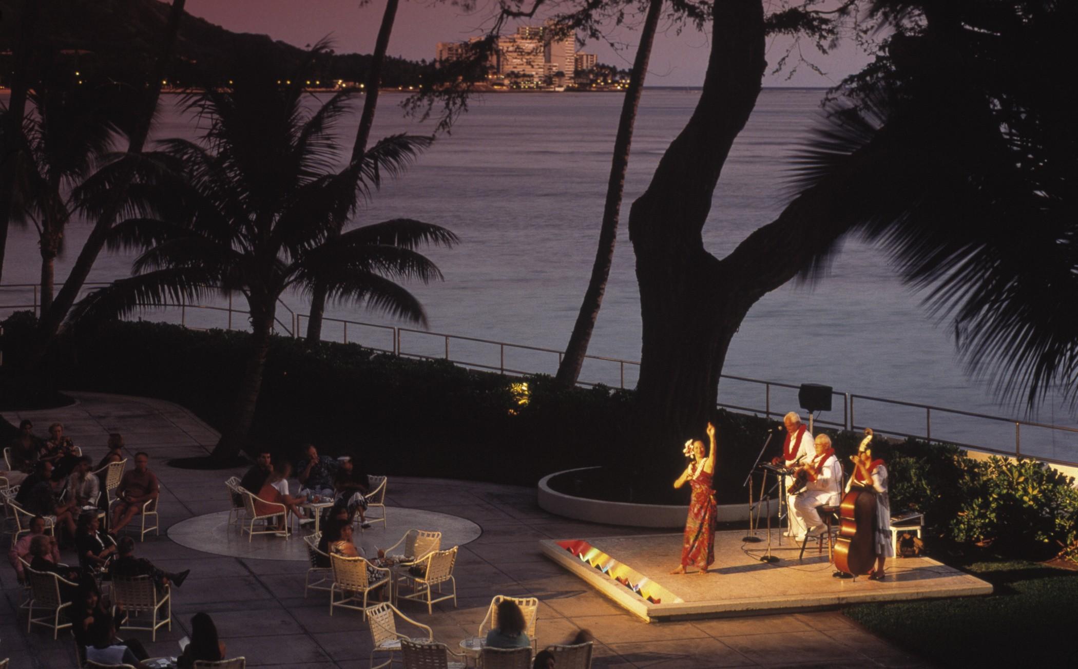 Halekulani - No Resort Fee Хонолулу Екстериор снимка Luau at the Hilton Hawaiian Village
