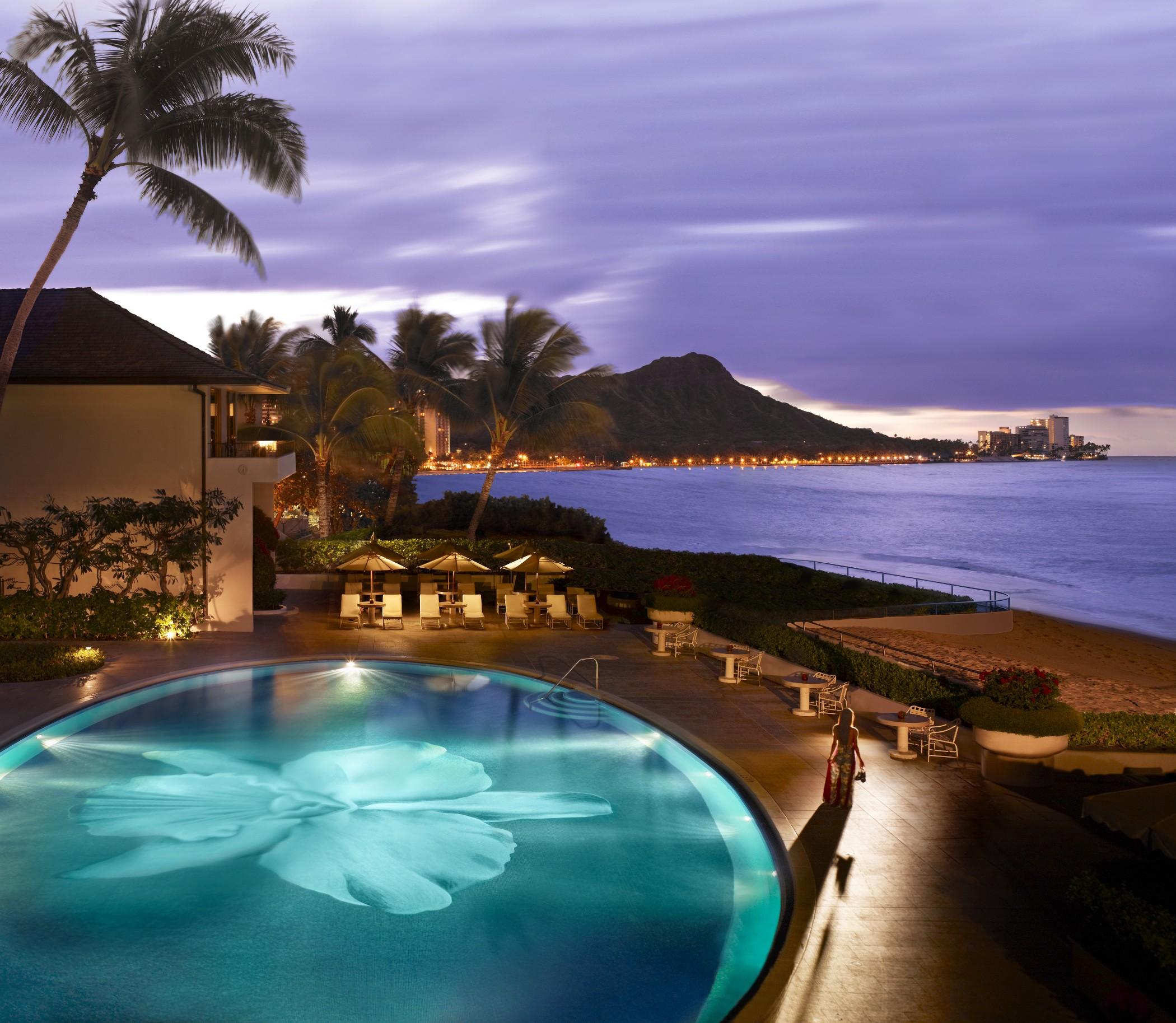 Halekulani - No Resort Fee Хонолулу Екстериор снимка The Four Seasons Resort Maui at Beach with the West Maui Mountains in the background