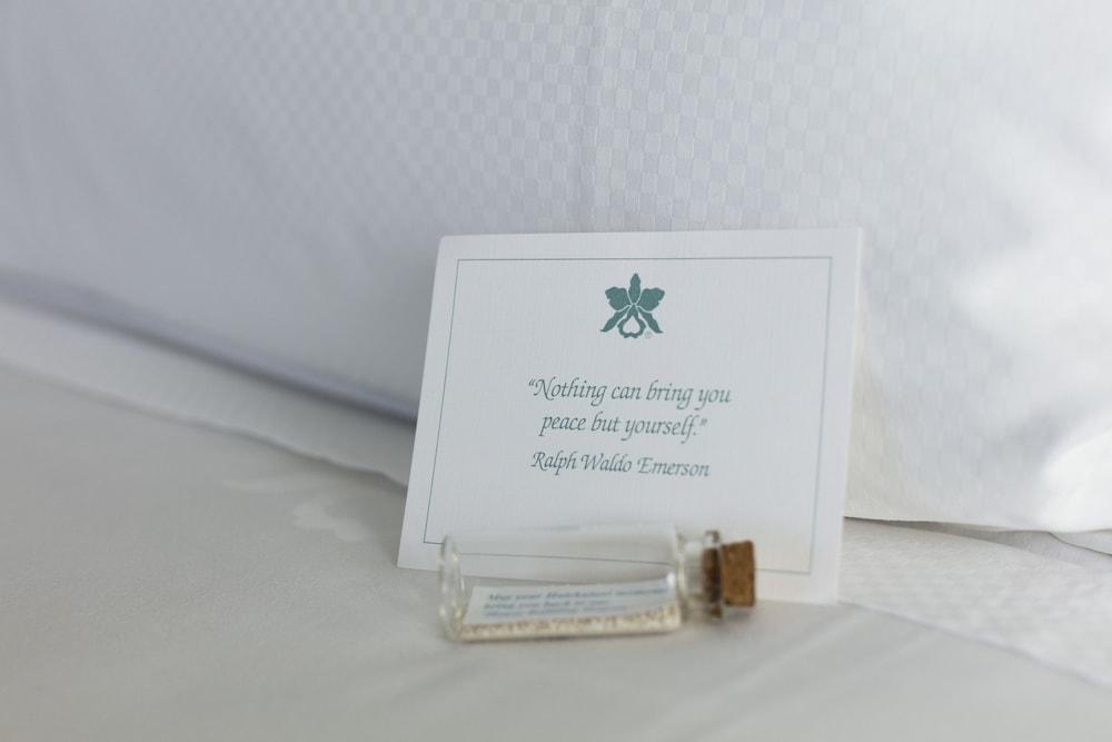 Halekulani - No Resort Fee Хонолулу Екстериор снимка A vial of holy water