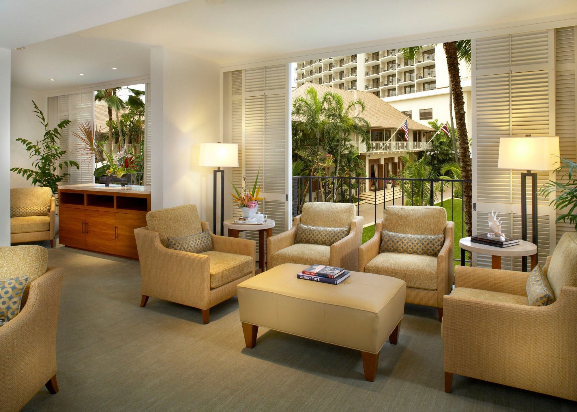 Halekulani - No Resort Fee Хонолулу Интериор снимка Club Lounge at the Hilton Hawaiian Village