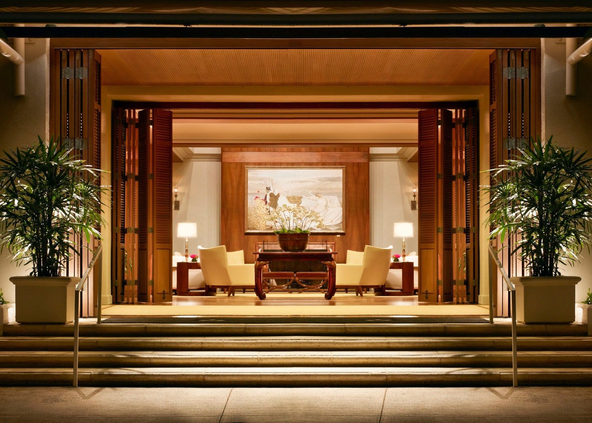 Halekulani - No Resort Fee Хонолулу Интериор снимка Entrance to the Four Seasons Hotel