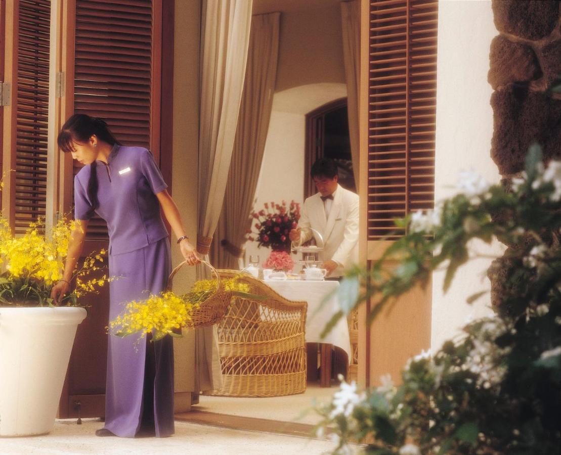 Halekulani - No Resort Fee Хонолулу Екстериор снимка A Thai hotel staff