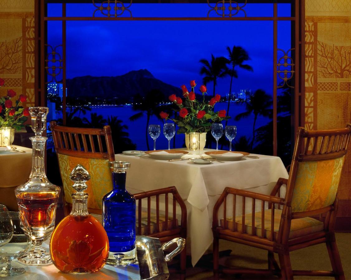 Halekulani - No Resort Fee Хонолулу Екстериор снимка A table set for dinner